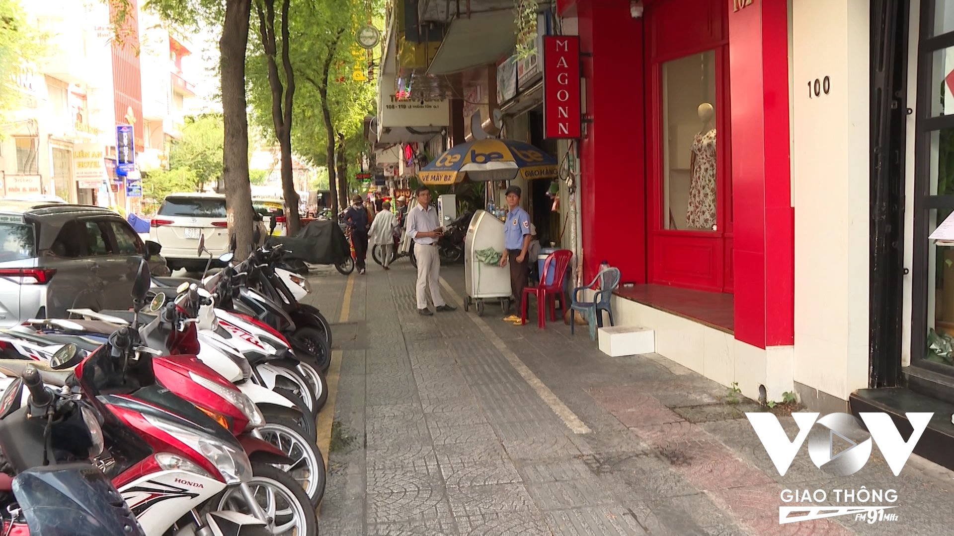 Hè phố trên đường Lê Thánh Tôn, Quận 1 trở nên ngăn nắp, gọn gàng hơn kể từ khi triển khai cho thuê một phần hè phố phục vụ kinh doanh, mua bán từ ngày 9/5 vừa qua.