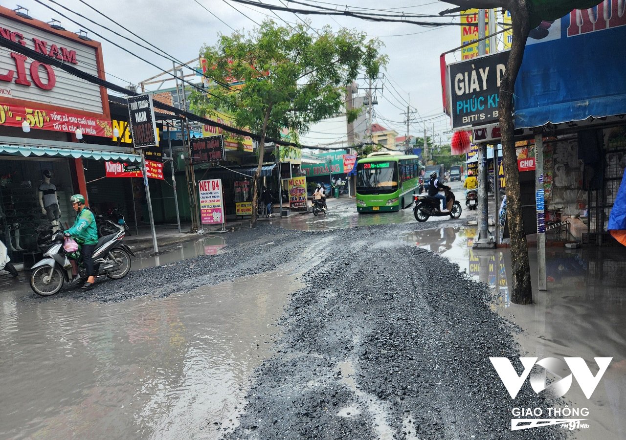 Không chỉ ngập, tuyến đường này còn đầy ổ gà ô voi gây nguy hiểm cho người tham gia giao thông
