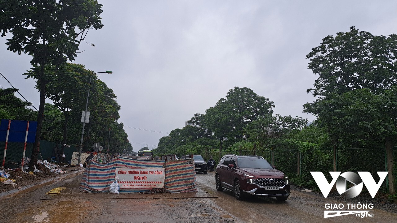 Hiện trạng rào chắn, thi công công trình tại đường gom Đại lộ Thăng Long vào sáng 6/6