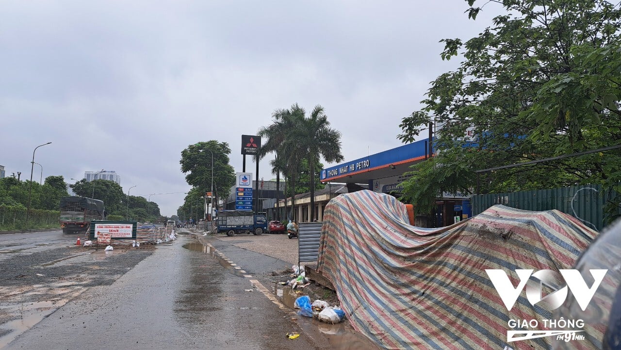 Người dân phản ánh đoạn từ km 8 đến km 9.5, qua cây xăng Quân đội thường xuyên gặp cảnh ùn tắc