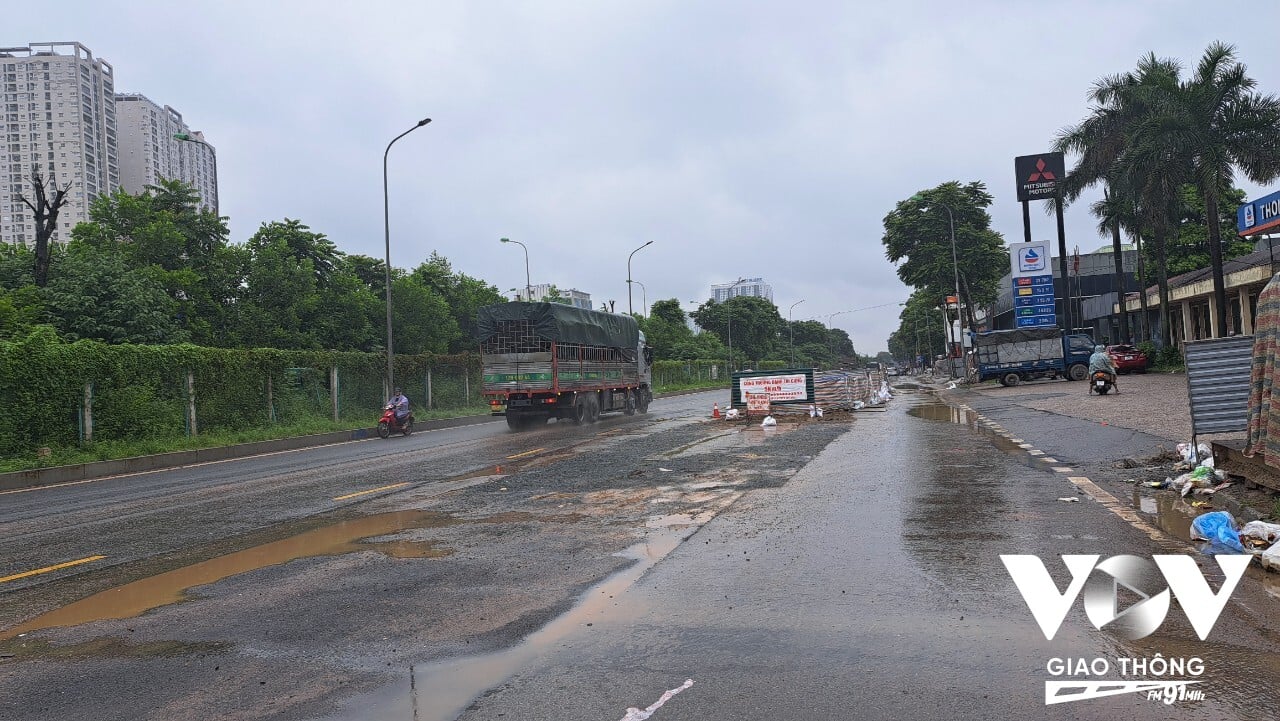 Một số đoạn đường bị đào bới nham nhở, chưa được hoàn trả mặt bằng
