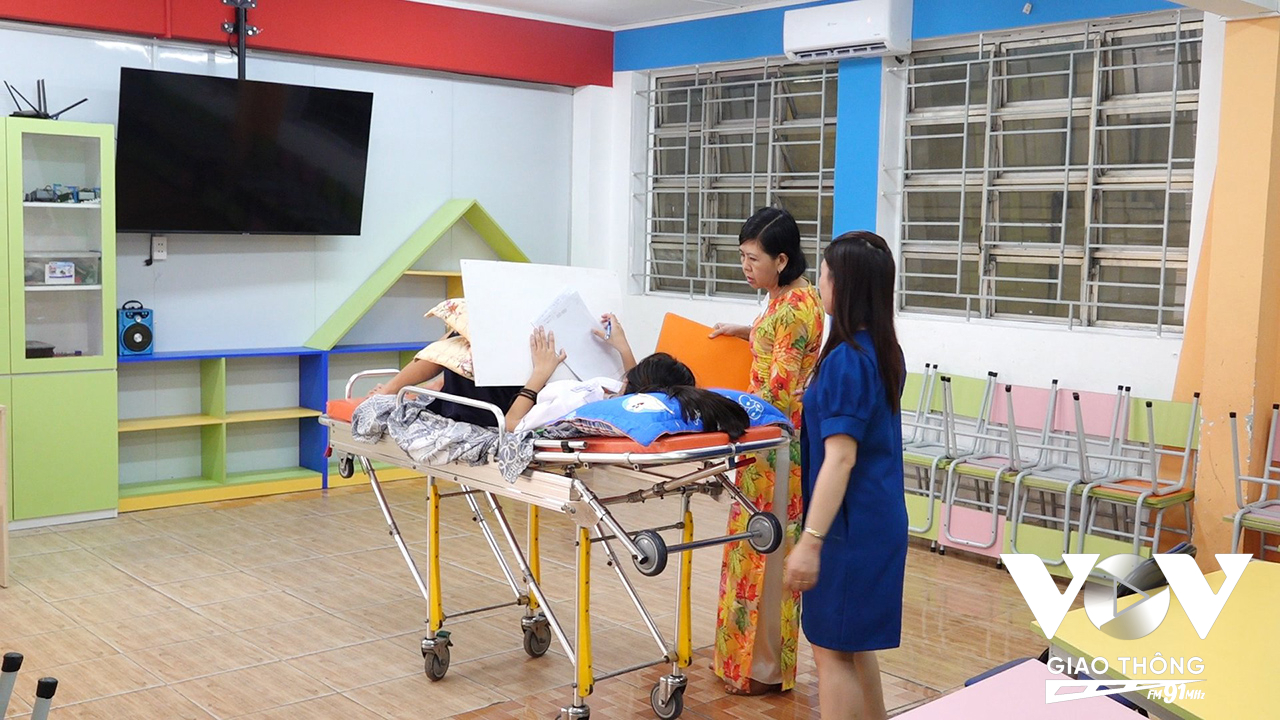 Ngoài Yến Nhi, TP.HCM năm nay còn 5 thí sinh bị gãy tay được bố trí phòng thi riêng có gắn camera