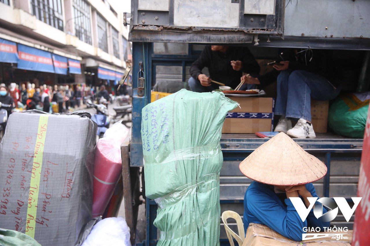 Giấc ngủ vội của người phụ nữ làm nghề bốc vác thuê ở chợ Đồng Xuân