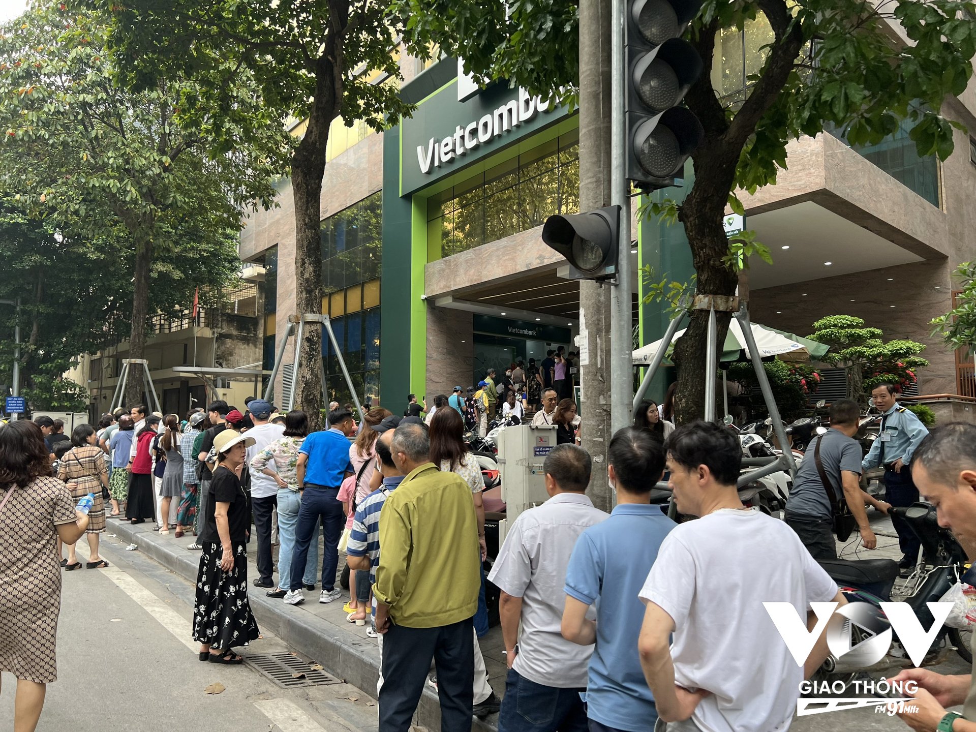 Tại Vietcombank chi nhánh Láng Hạ, cảnh tượng cũng không khác là bao khi người xếp hàng mua vàng kéo dài ra tận ngoài đường