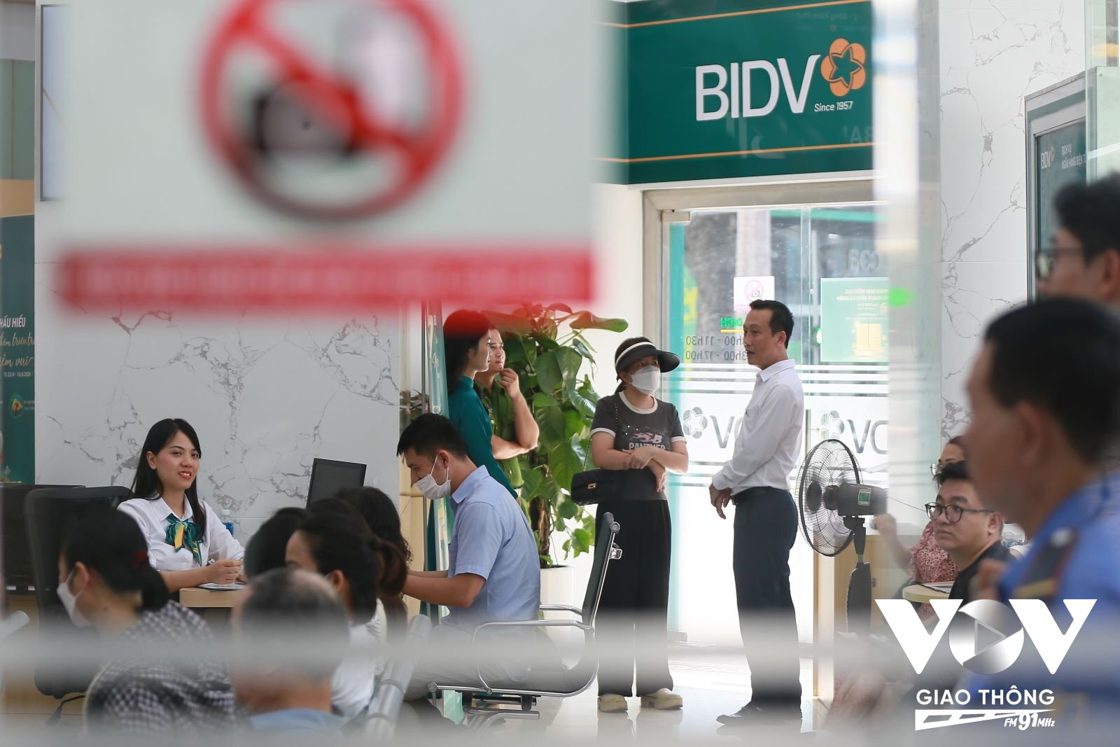 Người dân chờ tới lượt vào mua vàng tại BIDV chi nhánh Bà Triệu