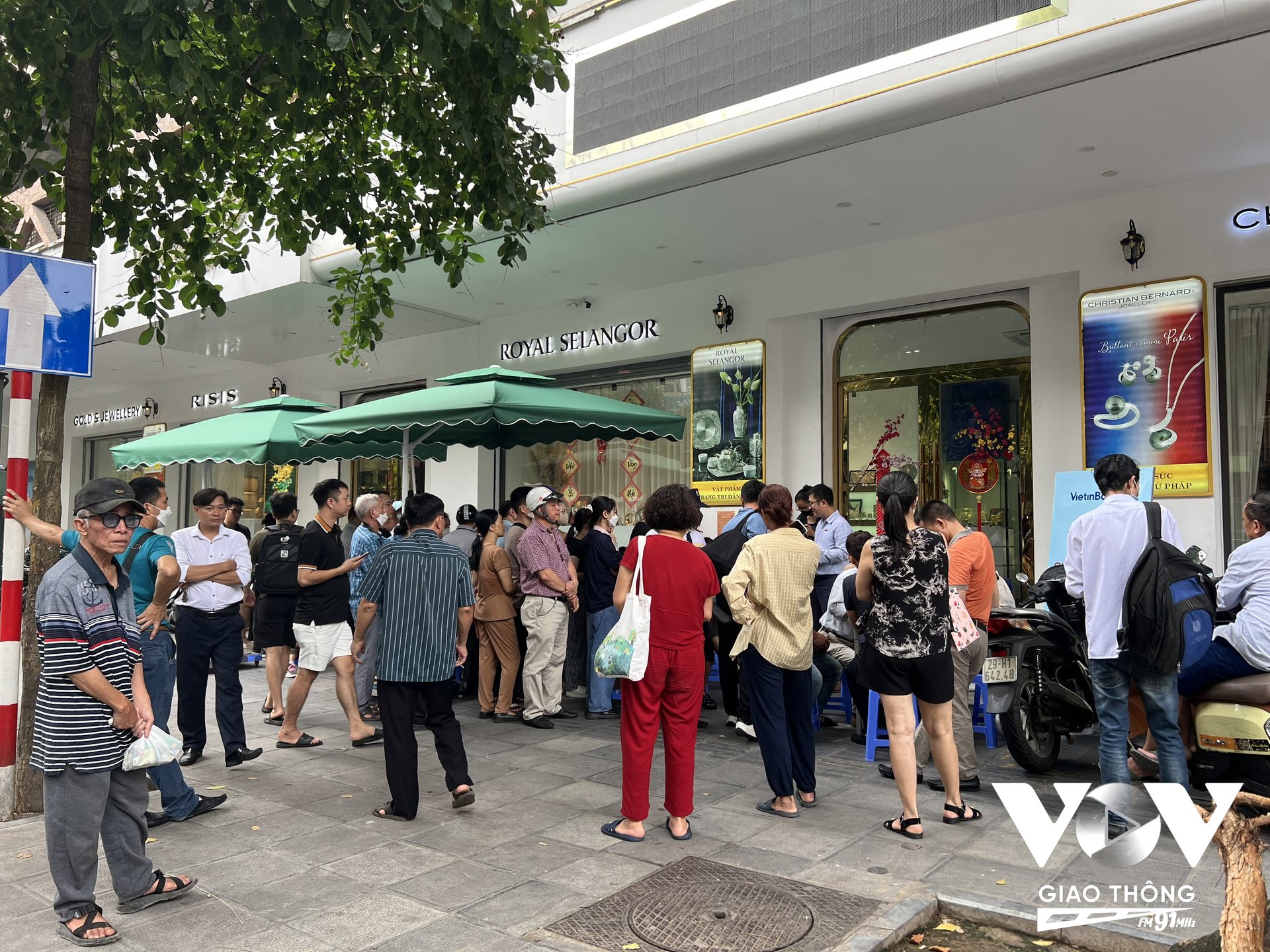Người dân chờ mua vàng bên ngoài Viettinbank phố Huế