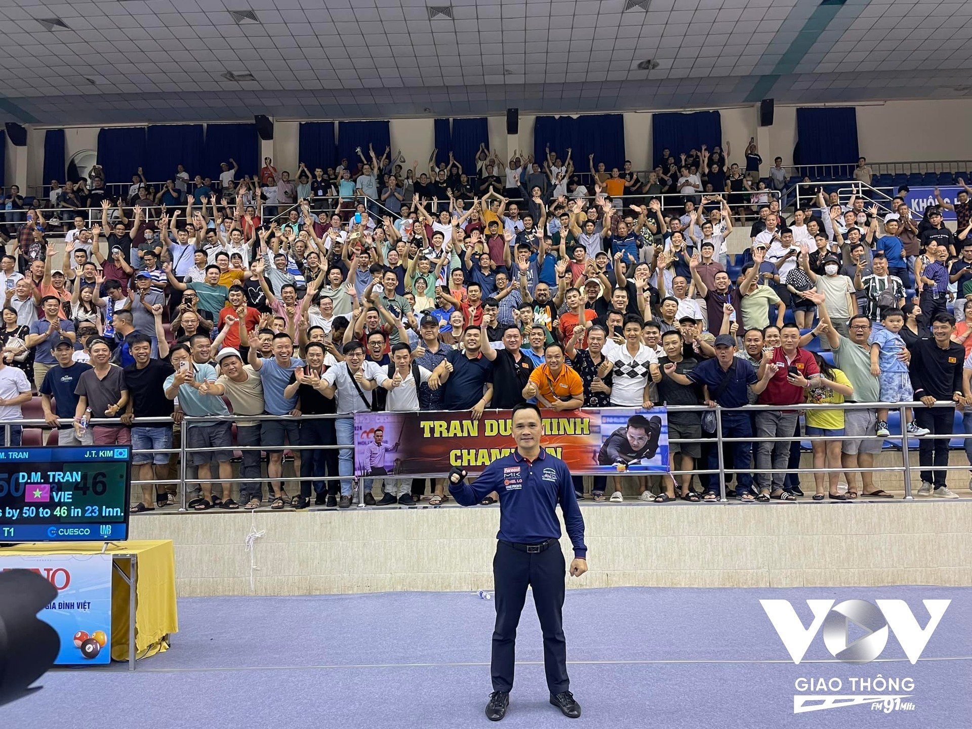 Khán giả cuồng nhiệt tại nhà thi đấu Nguyễn Du chúc mừng chức vô địch bất ngờ của Trần Đức Minh