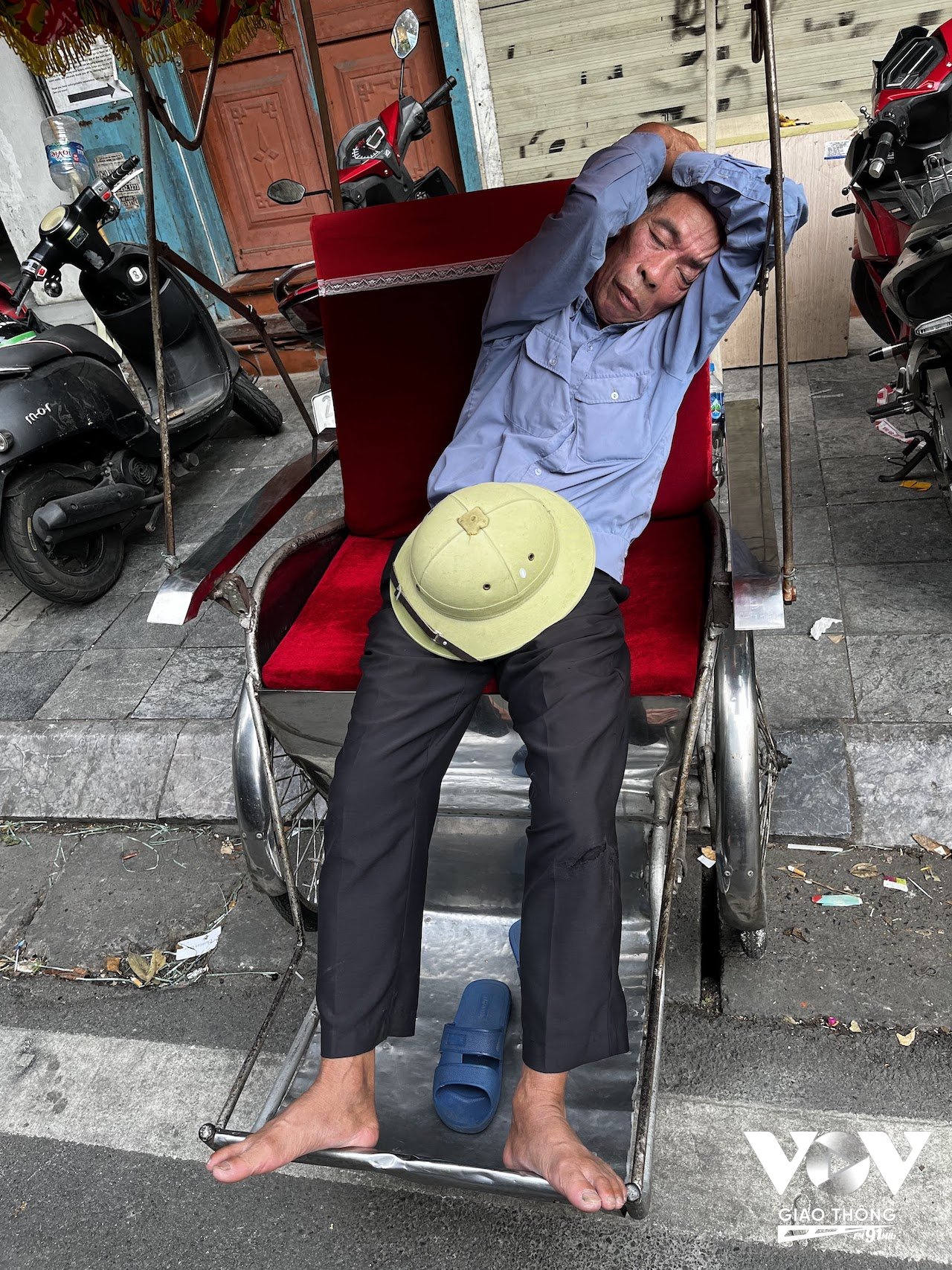 Vẻ lam lũ hiện lên cả trong giấc ngủ của người đạp xích lô chở khách du lịch trên phố