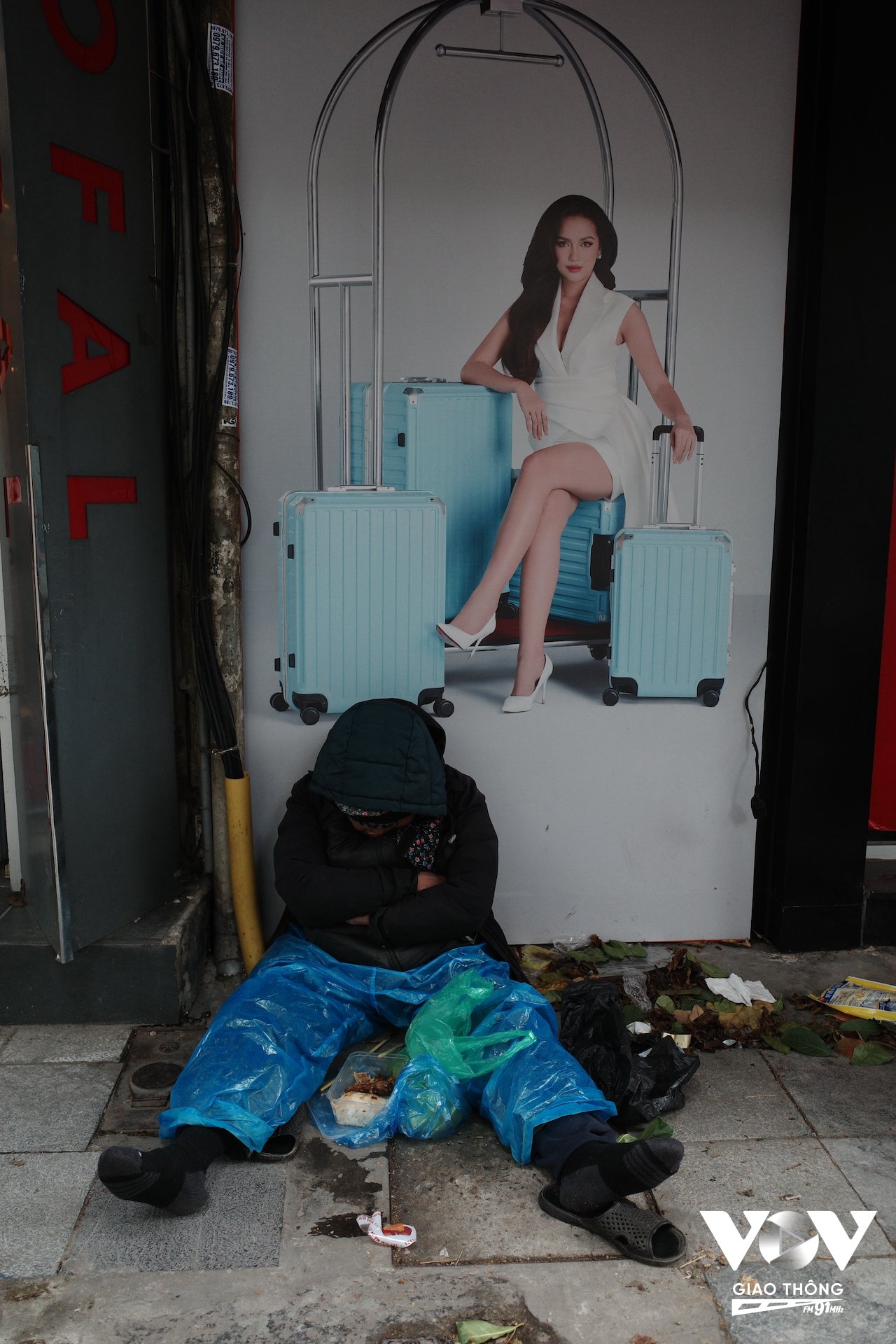 Một người vô gia cư ngủ trên vỉa hè phố Hàng Bông