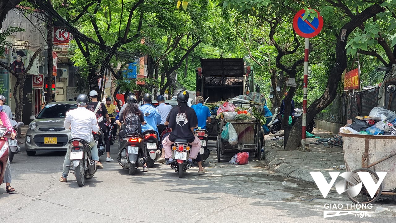 Một số trường hợp tập kết, thu gom rác tại tuyến đường Phan Kê Bính cũng gây không ít bức xúc cho người tham gia giao thông, nhất là vào khung giờ cao điểm