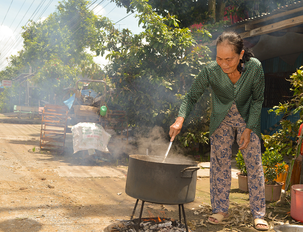 Ảnh minh họa: Người nấu phải vớt bọt nhiều lần để nước mắm được trong hơn. (Ảnh: Báo An Giang)