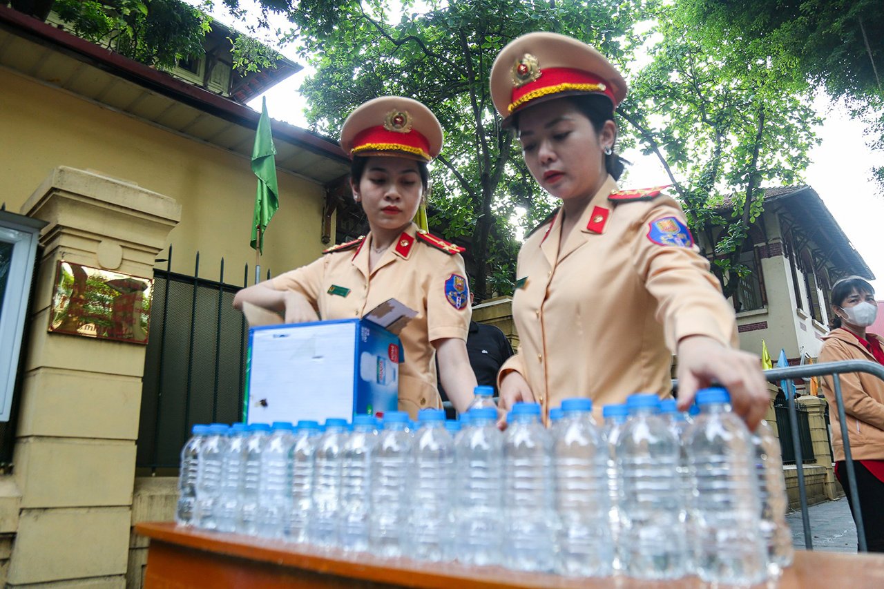 Các cán bộ chiến sĩ Đội CSGT số 1 làm nhiệm vụ tại điểm thi THPT Trần Phú. (Ảnh: Đắc Huy)