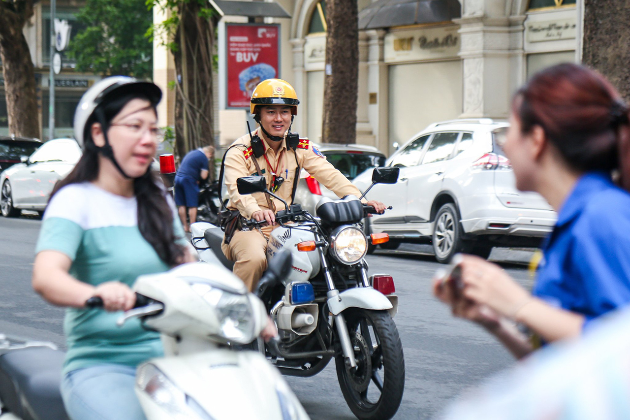Các Đội CSGT - Công an thành phố Hà Nội đã túc trực tại các điểm thi, có mặt ở những điểm nóng giao thông để phân luồng, điều tiết, hỗ trợ và giúp đỡ thí sinh và gia đình các em trong quá trình diễn ra kỳ thi. (Ảnh: Đắc Huy)