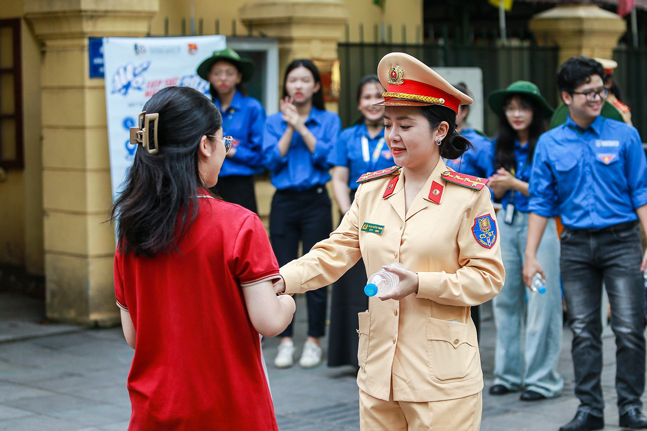 Nữ chiến sĩ CSGT Thủ đô tham gia hỗ trợ, tiếp sức thí sinh sáng 8/6. (Ảnh: Đắc Huy)