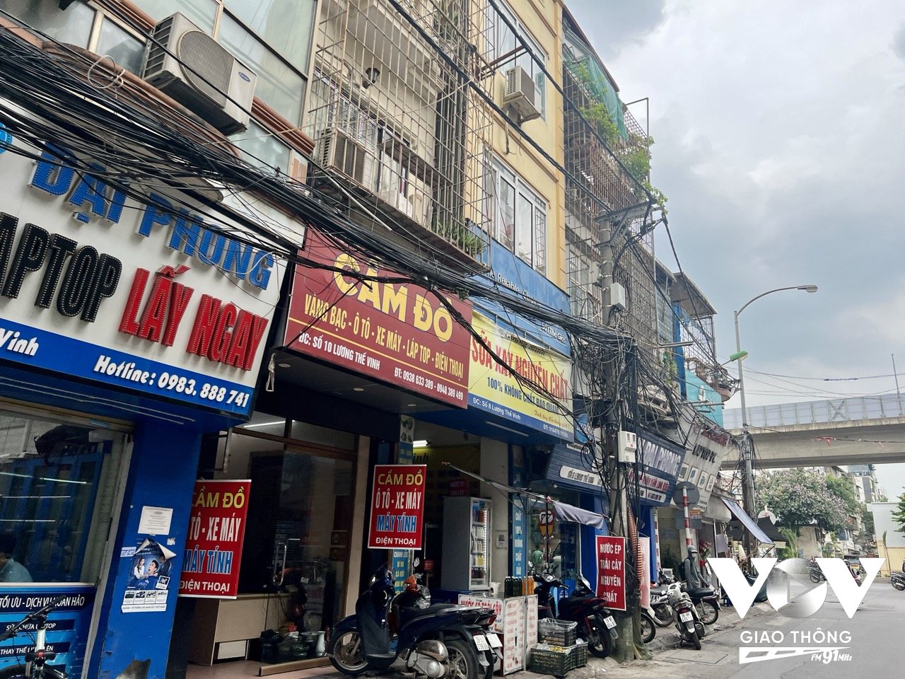 Trên con phố Lương Thế Vinh (Thanh Xuân, Hà Nội) bảng, biển quảng cáo, dây điện chằng chịt tiềm ẩn nguy cơ cháy nổ
