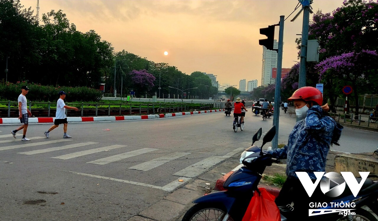 Bình minh nơi công viên, với nhịp sống năng động của Hà thành