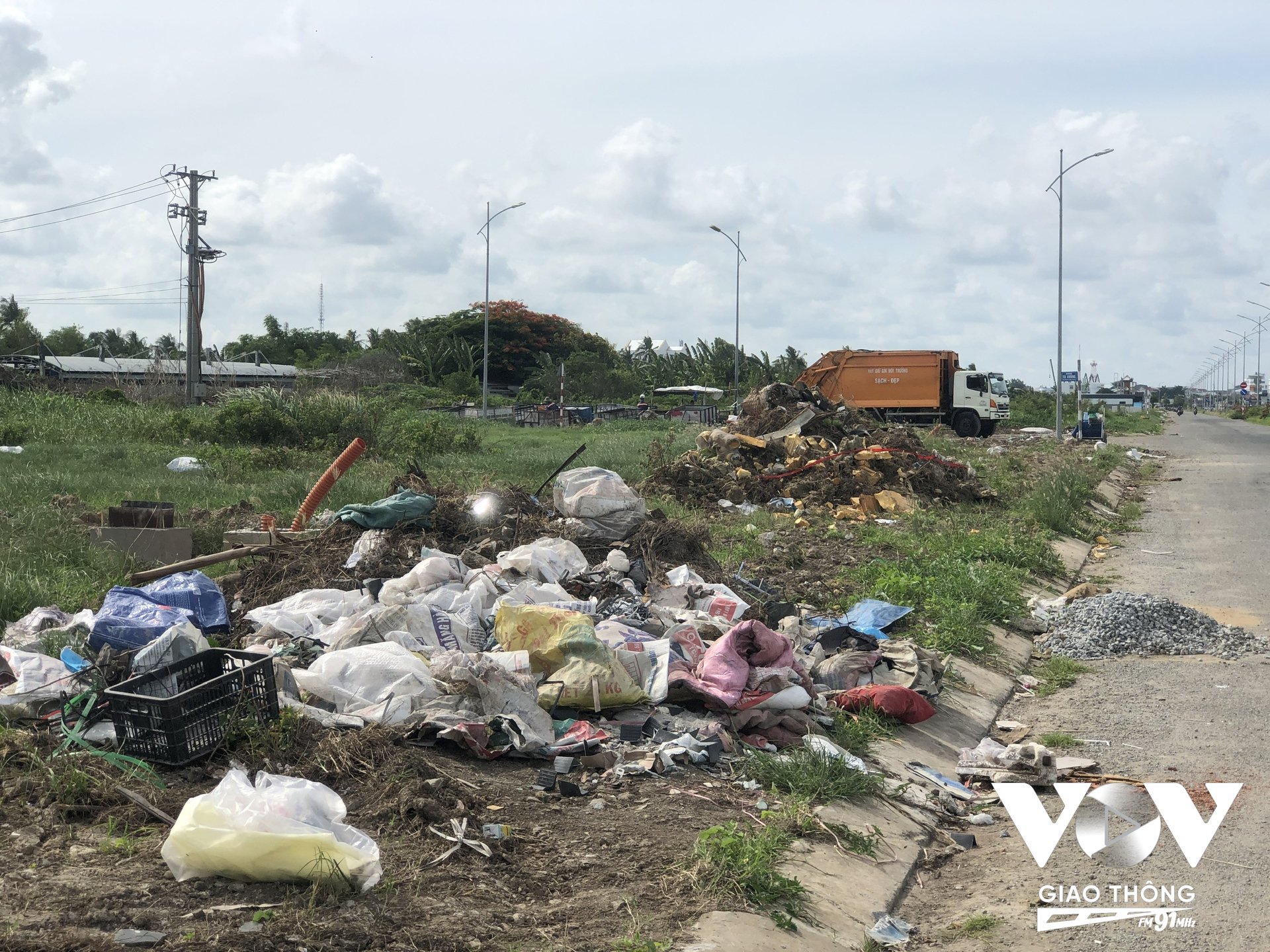 Đường Ba Tháng Hai đoạn qua giao lộ Nguyễn Bỉnh Khiêm thuộc địa bàn phường Vĩnh Quang đang trong tình trạng bị rác thải bủa vây