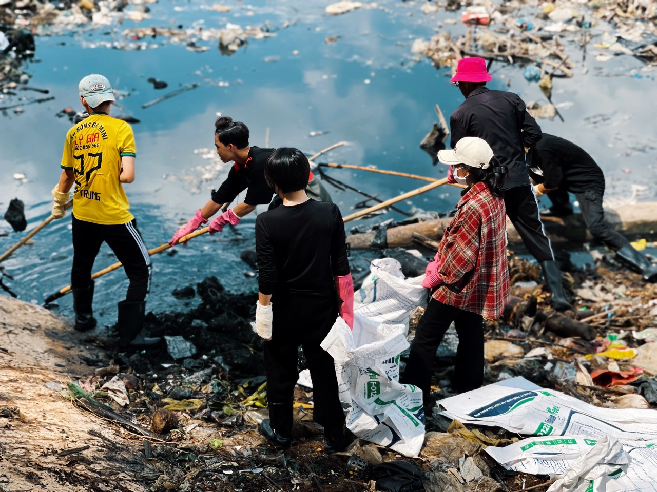 Nhóm Kiên Giang Xanh hướng tới góp sức để thay đổi vấn đề ô nhiễm môi trường biển, từ đó cải thiện môi trường sống của mọi người xung quanh.