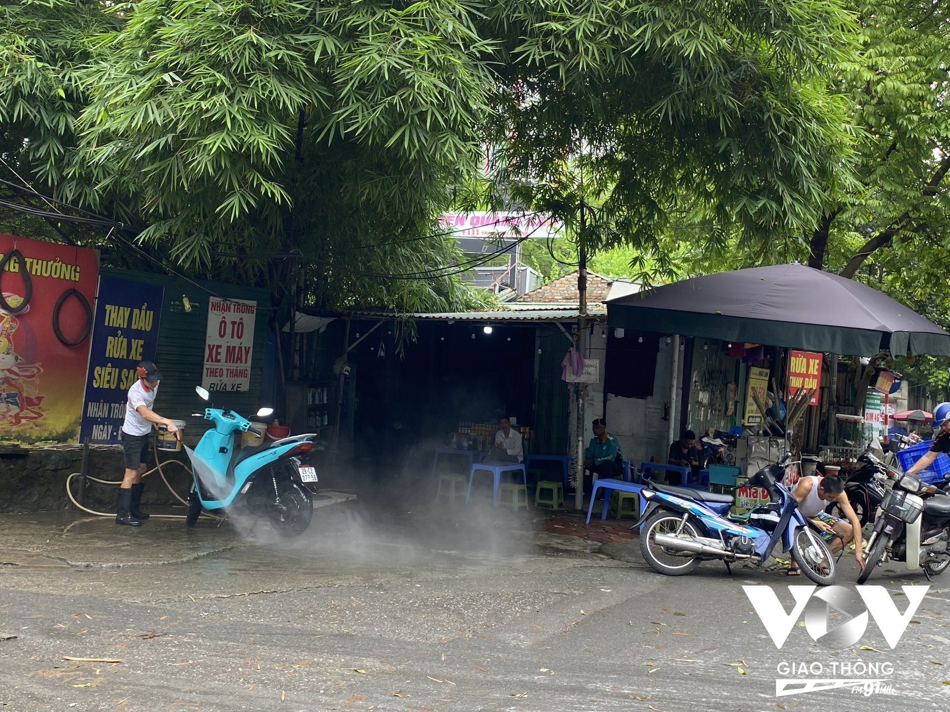 Bụi bẩn, nước từ các vòi cao áp bắn tung tóe khiến người đi đường luôn phải tránh xa khi đi qua những khu vực có cửa hàng rửa xe.