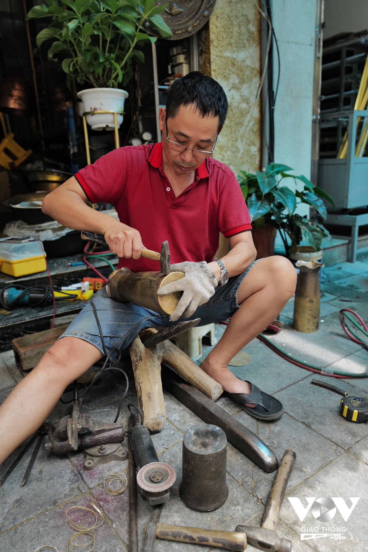 Một chiếc bình hoa bằng đồng thau đang thành hình qua đôi bàn tay khéo léo của người thợ trên phố Hàng Đồng. Những sản phẩm thủ công này vẫn có nhiều người tìm mua để sử dụng và trang trí cho ngôi nhà theo phong cách hoài cổ