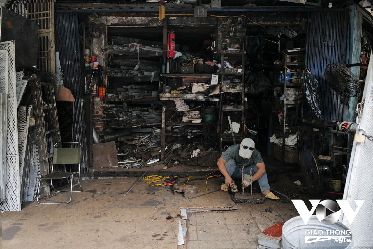 Những người thợ ở phố Lò Rèn vẫn giữ được nghề, còn khá nhiều lò rèn đỏ lửa hằng ngày, bên cạnh đó là các cửa hàng làm đồ kim khí