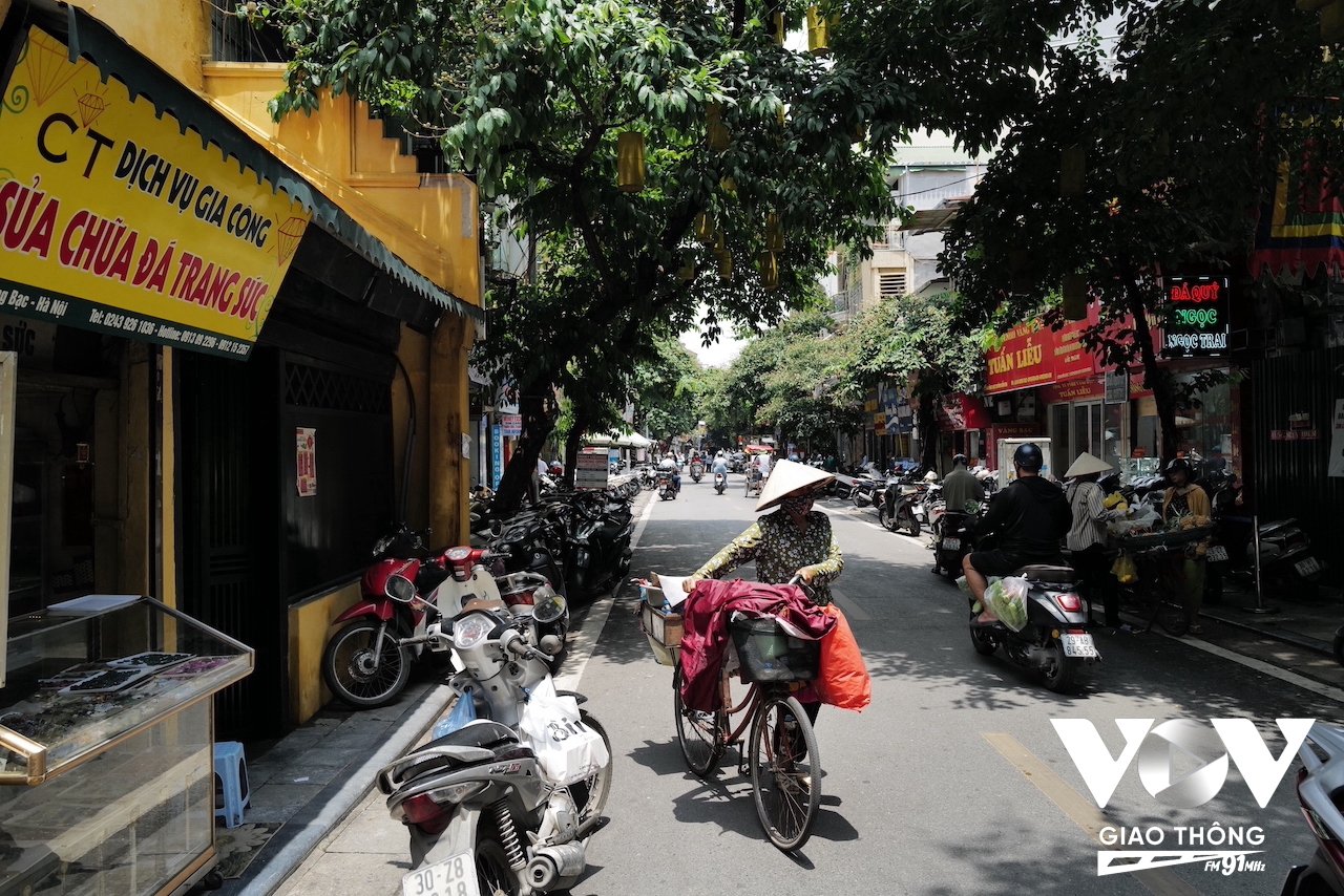 Hàng Bạc, có lẽ là con phố nổi tiếng nhất với việc gần như cả phố vẫn giữ nghề kinh doanh, chế tác bạc - một trong những nghề thủ công truyền thống tạo nên nét văn hoá độc đáo của phố cổ Hà Nội