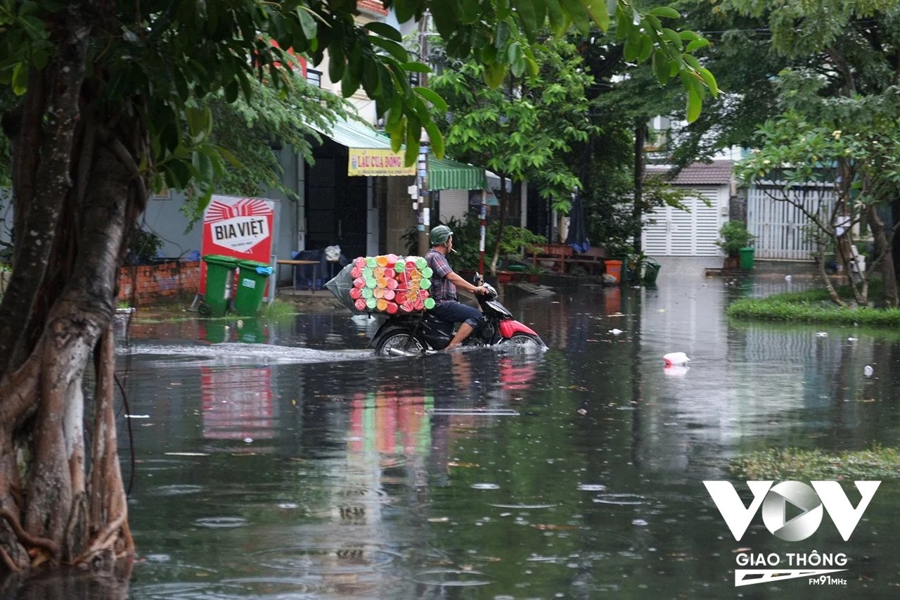 Những trận “lụt” của Hà Nội và TPHCM vốn đã dày, đã nặng trong những mùa mưa gần đây, đang trở nên nghiêm trọng hơn...