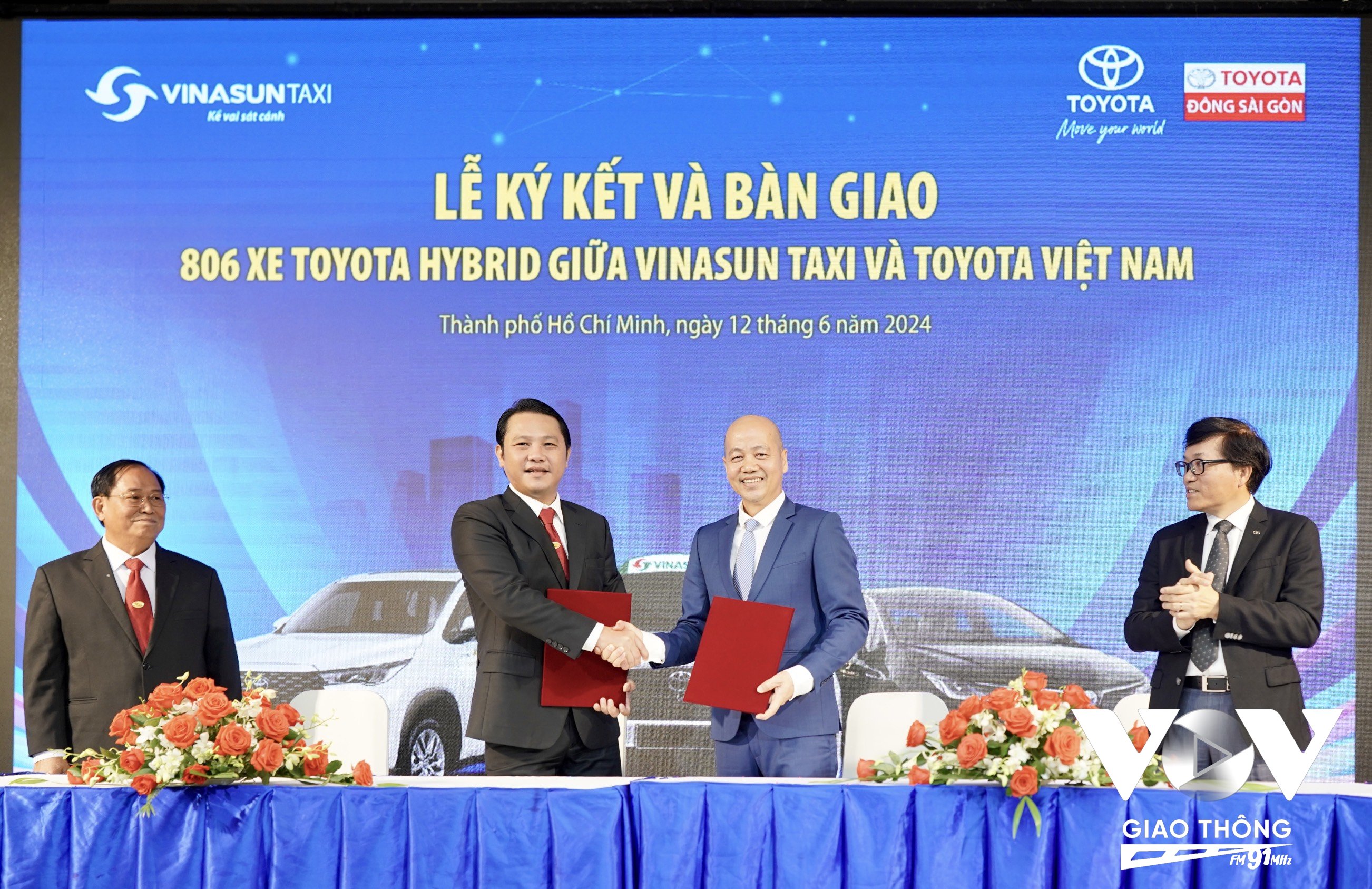 Đại diện Toyota Việt Nam trao chìa khoá tượng trưng của lô xe hybrid đầu tiên cho Vinasun để đưa vào khai thác dịch vụ Taxi hybrid đầu tiên tại Việt Nam
