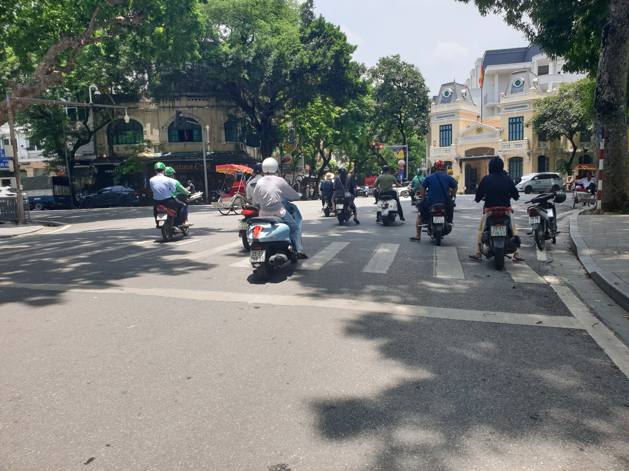 Ngay dưới những cột đèn giao thông nào mà có bóng mát của cây xanh đổ xuống thì thật sự là một góc trốn nắng lý tưởng cho người tham gia giao thông