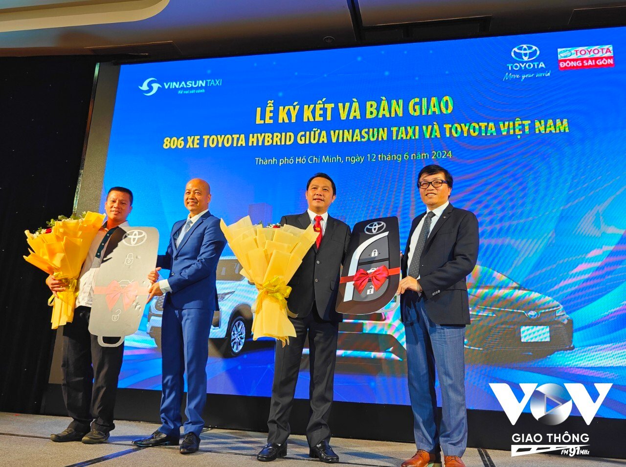 Sau 806 xe đợt này, Vinasun và Toyota Việt Nam cam kết cho kế hoạch đưa thêm 2000 xe taxi hybrid vào hoạt động trong năm 2025