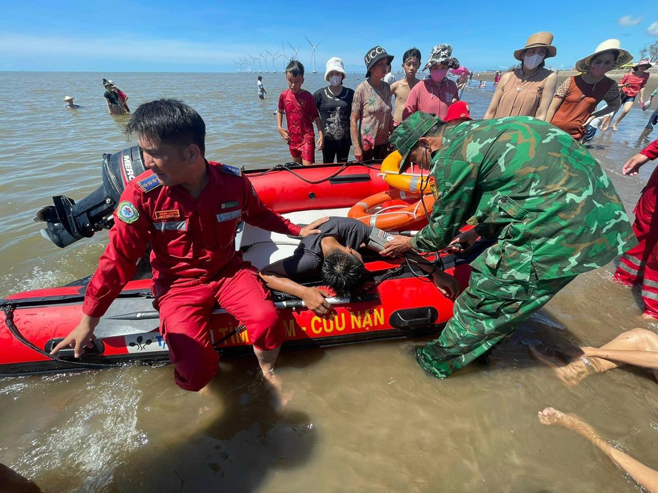 Những thành viên chủ chốt được đào tạo bài bản bởi Trung ương Hội Chữ thập đỏ Việt Nam các kỹ năng sơ cấp cứu ban đầu, cứu hộ cứu nạn, hỗ trợ dịch bệnh, lũ lụt thiên tai - Ảnh: Nhân vật cung cấp