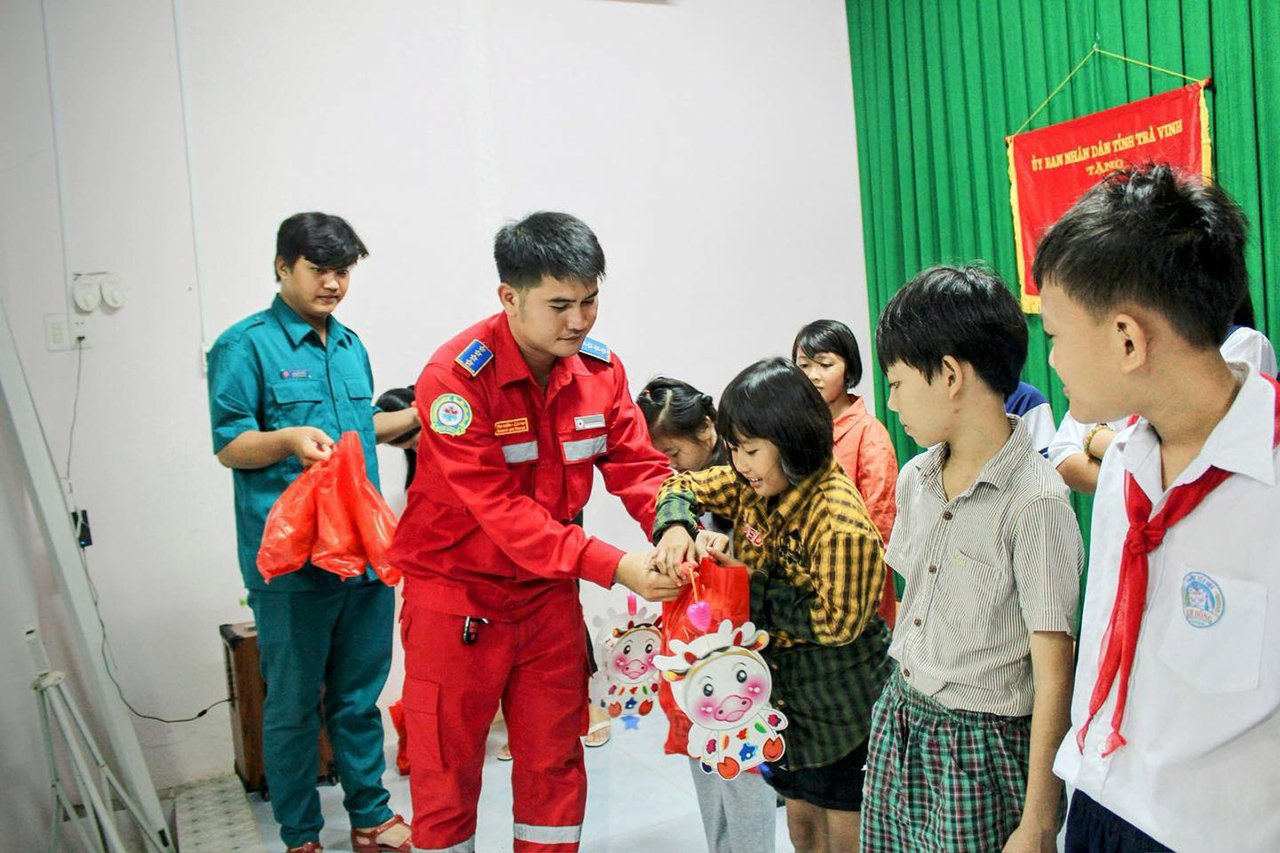 Đội thanh niên xung kích chữ thập đỏ Trà Vinh là địa chỉ tin cậy để bà con trong khu vực nhờ gửi các món quà, hiện vật đến tận tay những nhóm người yếu thế, cần trợ giúp - Ảnh: Nhân vật cung cấp