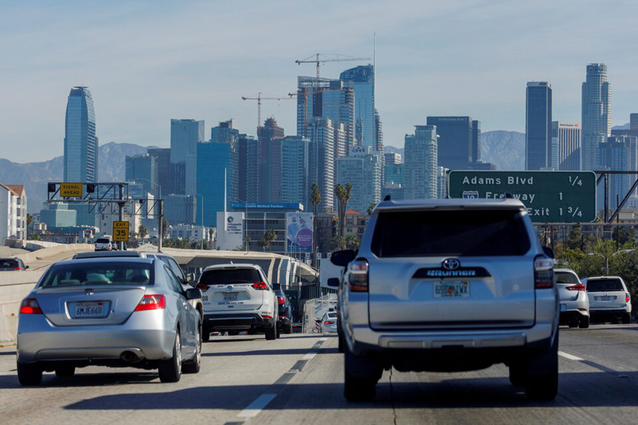 Các phương tiện lưu thông trên đường tại thành phố Los Angeles, bang California, Mỹ - Ảnh REUTERS