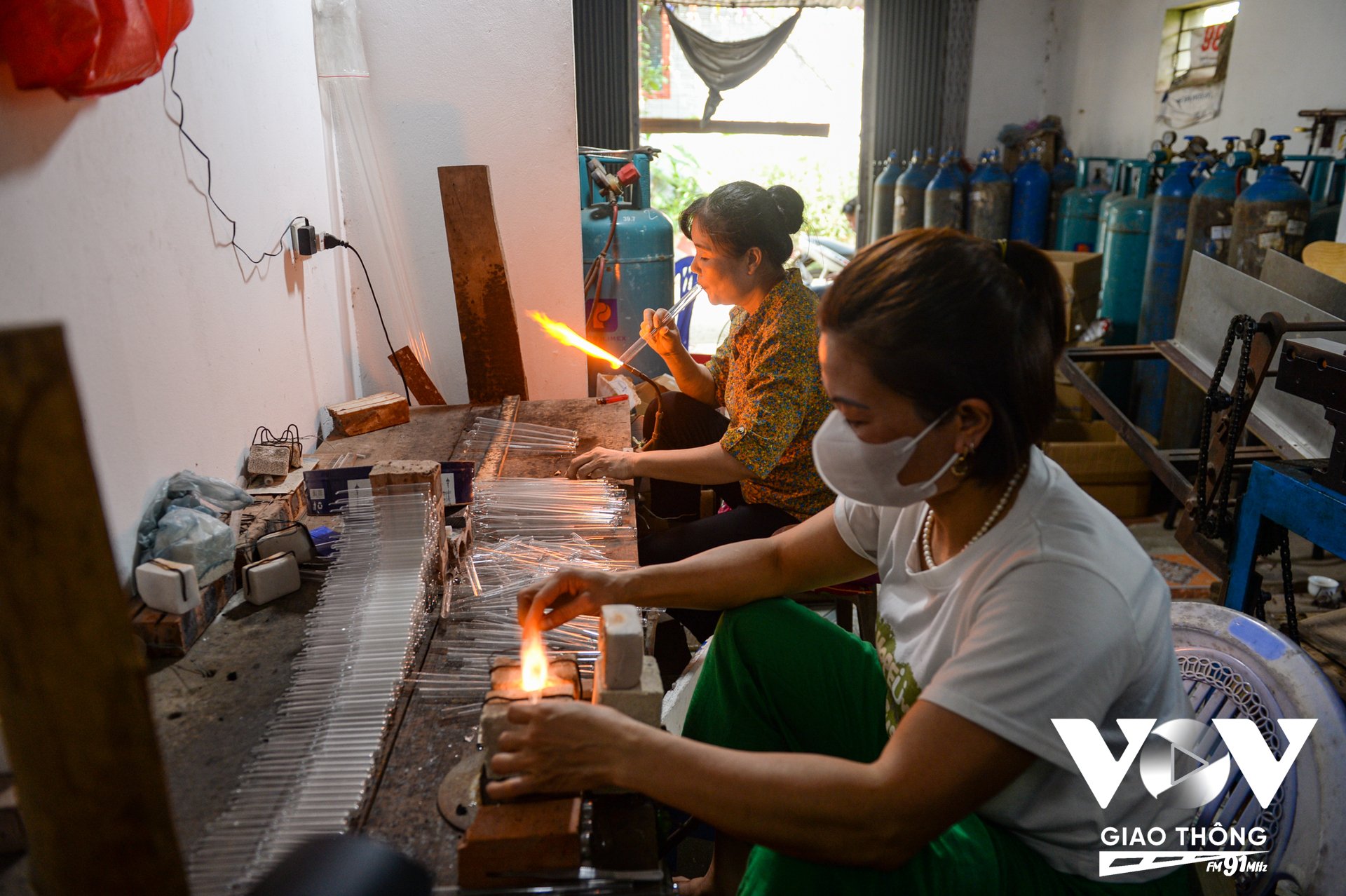 Dưới thời tiết nắng nóng của mùa hè, tại xưởng thổi thủy tinh của chị Tạ Thị Ngà ở thôn Giáp Long, xã Thống Nhất, huyện Thường Tín (Hà Nội) vẫn đỏ lửa.