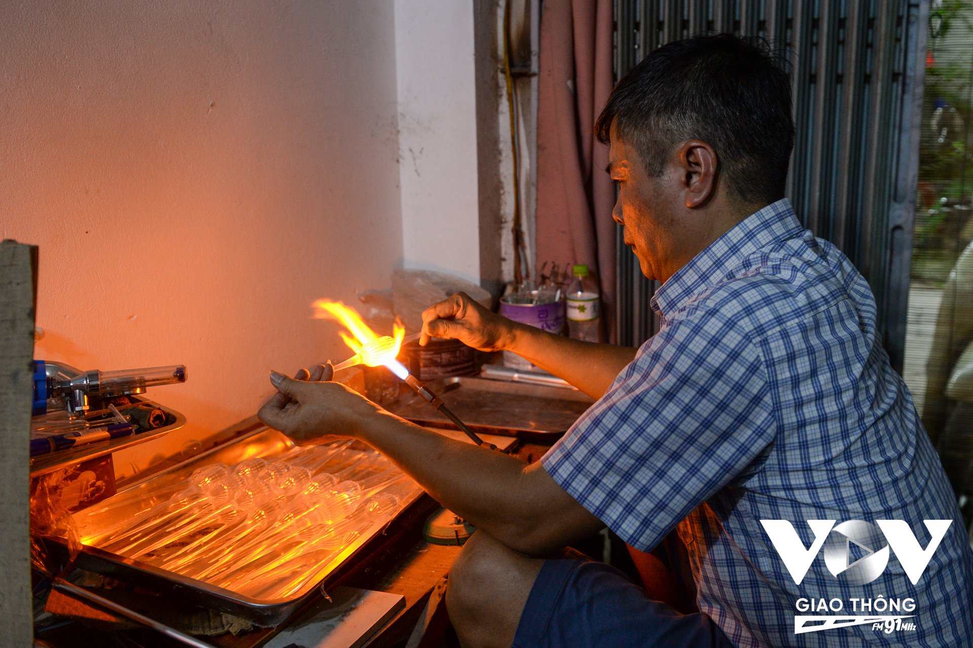 Tại xưởng của chị Tạ Thị Ngà, anh Lương Văn Trãi (chồng của chị Ngà) là người nắm chắc nhất những kỹ năng thổi thủy tinh, từ thủ công đến vận hành bằng máy.