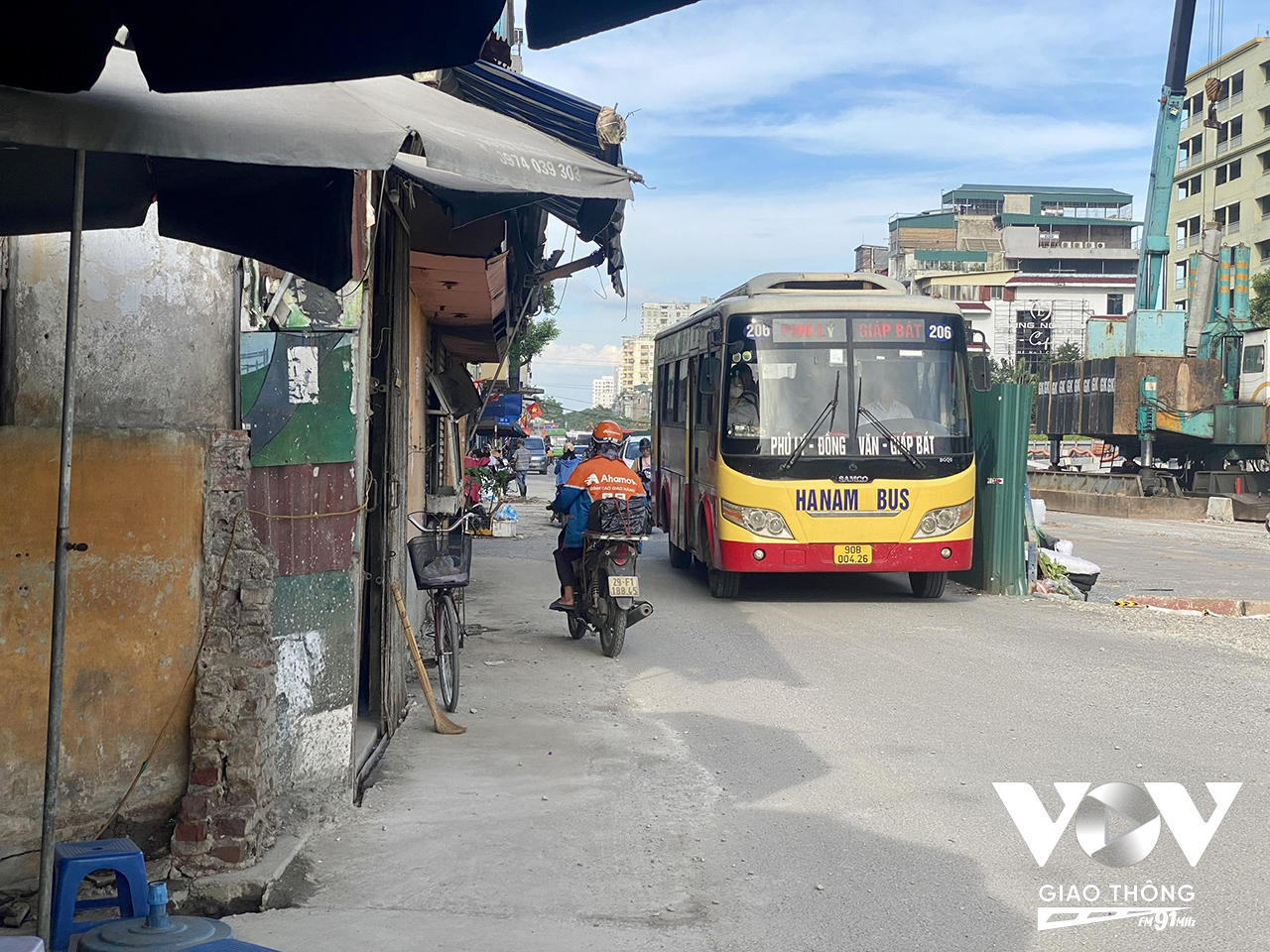 Đường Kim Đồng rào chắn, lòng đường thu hẹp, một số người điều khiển xe máy bất chấp đi ngược chiều