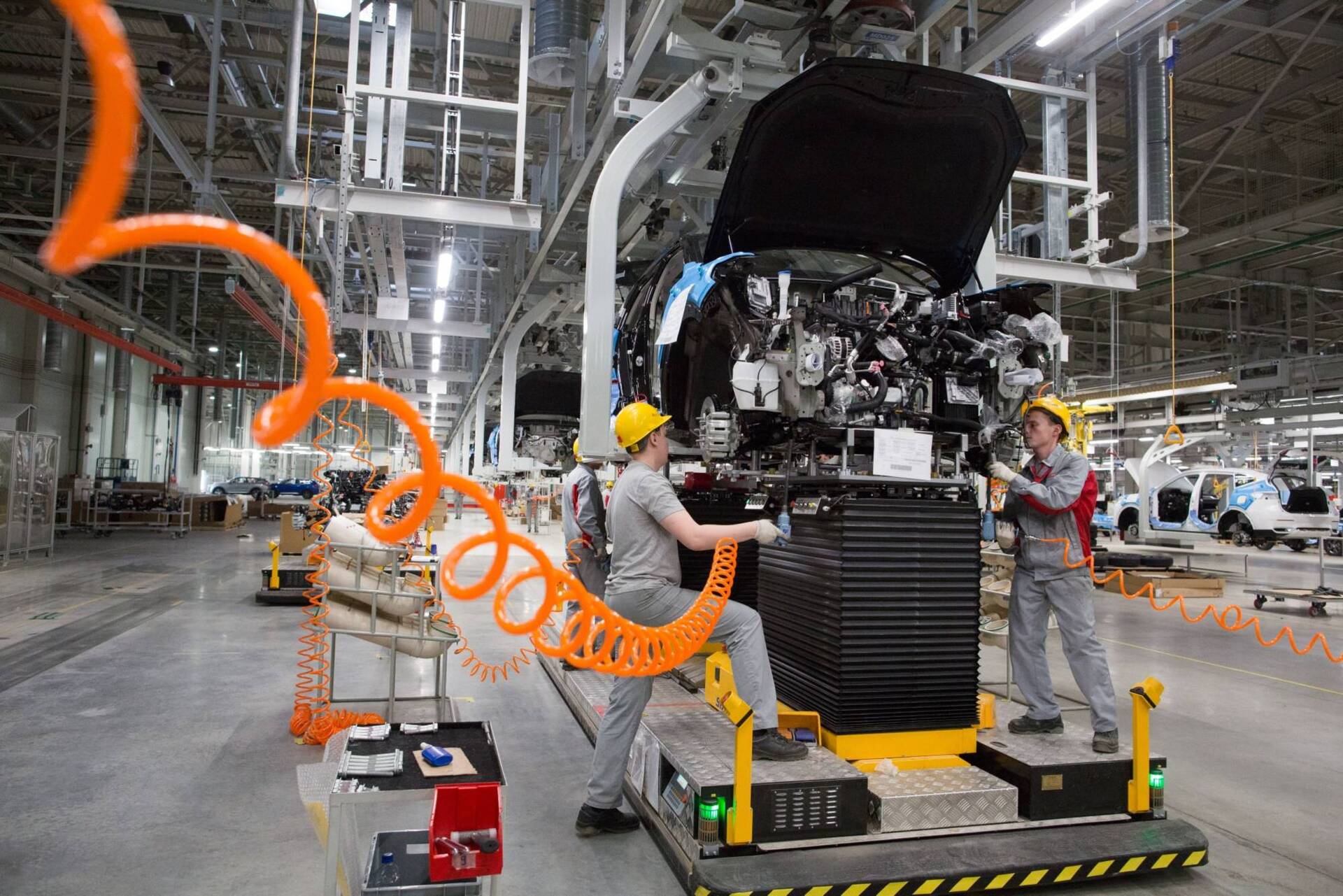 Công nhân lắp đặt khối động cơ vào chiếc SUV crossover bên trong nhà máy ô tô Haval, do Great Wall Motor vận hành, ở Nga vào năm 2019. Ảnh: BLOOMBEREG