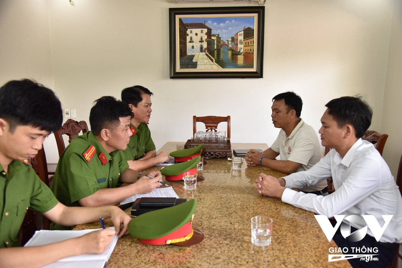 Đội Cảnh sát PCCC&CNCH Công an huyện Ứng Hòa làm việc với một số cơ sở chưa được nghiệm thu về PCCC đã đưa vào hoạt động trên địa bàn