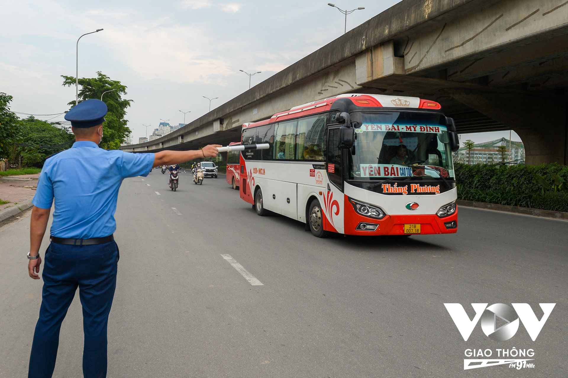 Đại diện Thanh tra Sở GTVT Hà Nội đề xuất cấm xe khách ở làn ngoài cùng (giáp vỉa hè) đường Phạm Hùng để ngăn chặn tình trạng xe khách xếp hàng ''diễu phố'' (Ảnh - Phúc Tài)