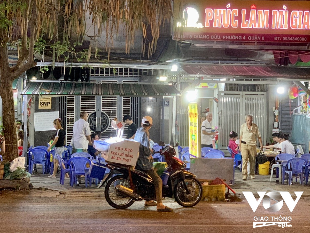 Các loa kẹo kéo phát nhạc ầm ĩ trước các hàng quán trên đường Tạ Quang Bửu quận 8