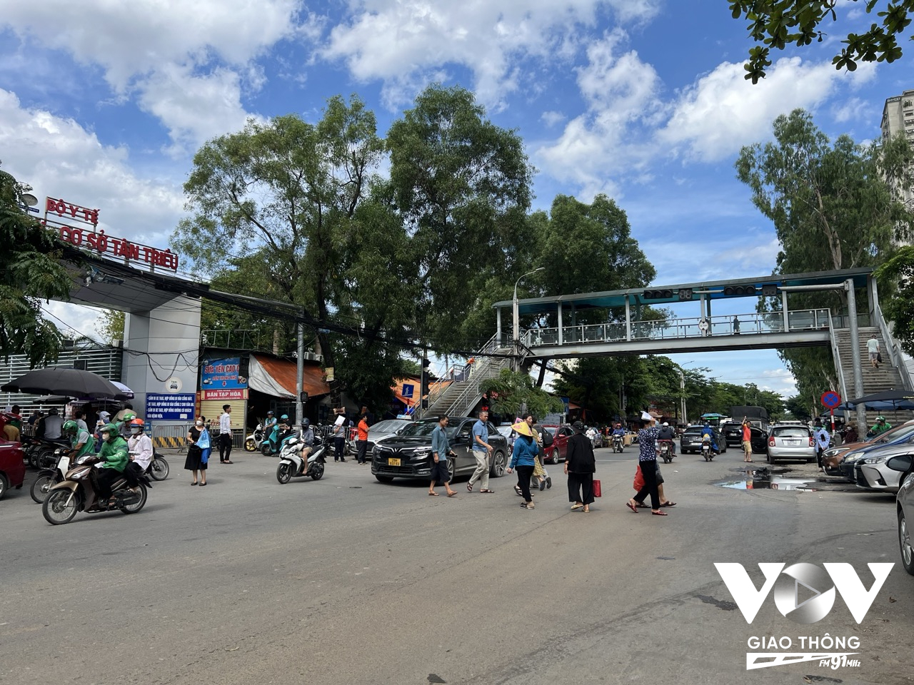 Ngay trước cổng bệnh viện K, dù cầu bộ hành được xây dựng cách đó không xa nhưng nhiều bệnh nhân, người nhà bệnh nhân vẫn đi bộ sang đường