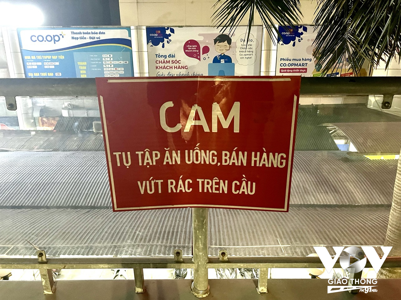 Biển cấm được treo trên cầu nhưng các bạn trẻ dường như mặc kệ, vẫn ăn uống tụ tập từ chập tối tới đêm.