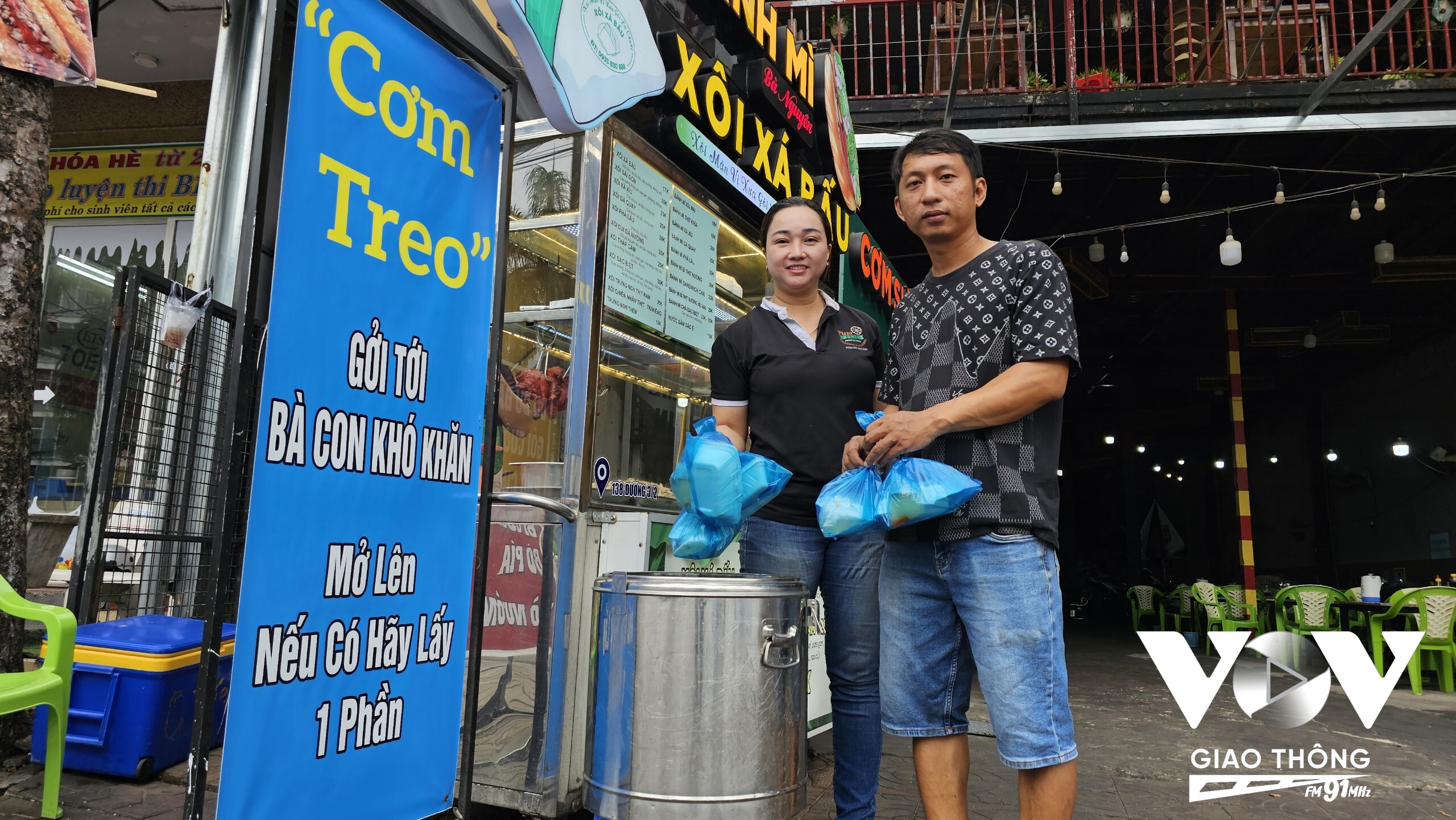 Anh Khanh trang bị thùng giữ nhiệt để đảm bảo cơm luôn ấm, nóng giúp bà con ăn ngon miệng hơn. Ảnh: Thanh Phê/ Mekong FM