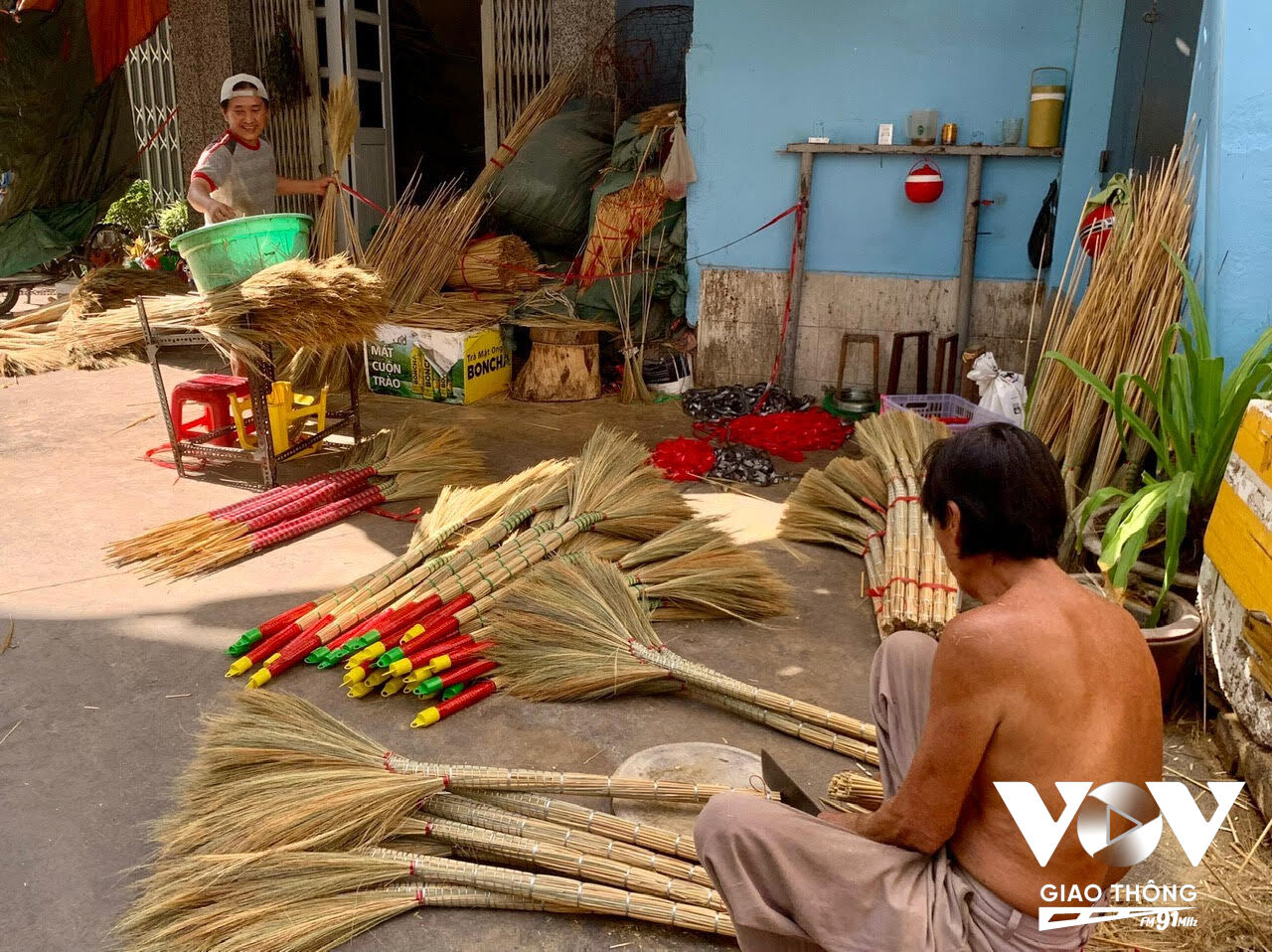 Nguyên liệu chính làm chổi là cây đót, cây đót được thu mua vào đầu tháng giêng đến tháng hai âm lịch từ các tỉnh miền Trung như Quảng Ngãi, Kom Tum, Gia Lai.....