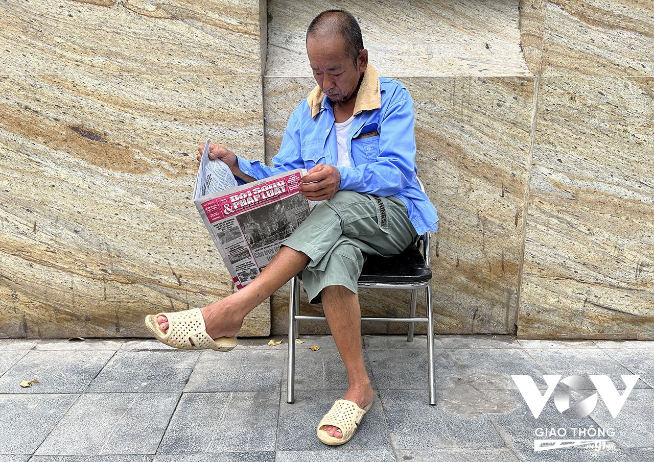 Người già khó tiếp cận được với công nghệ, người lao động không đủ khả năng sở hữu điện thoại thông minh và thuê bao mạng internet di động vẫn đọc báo giấy