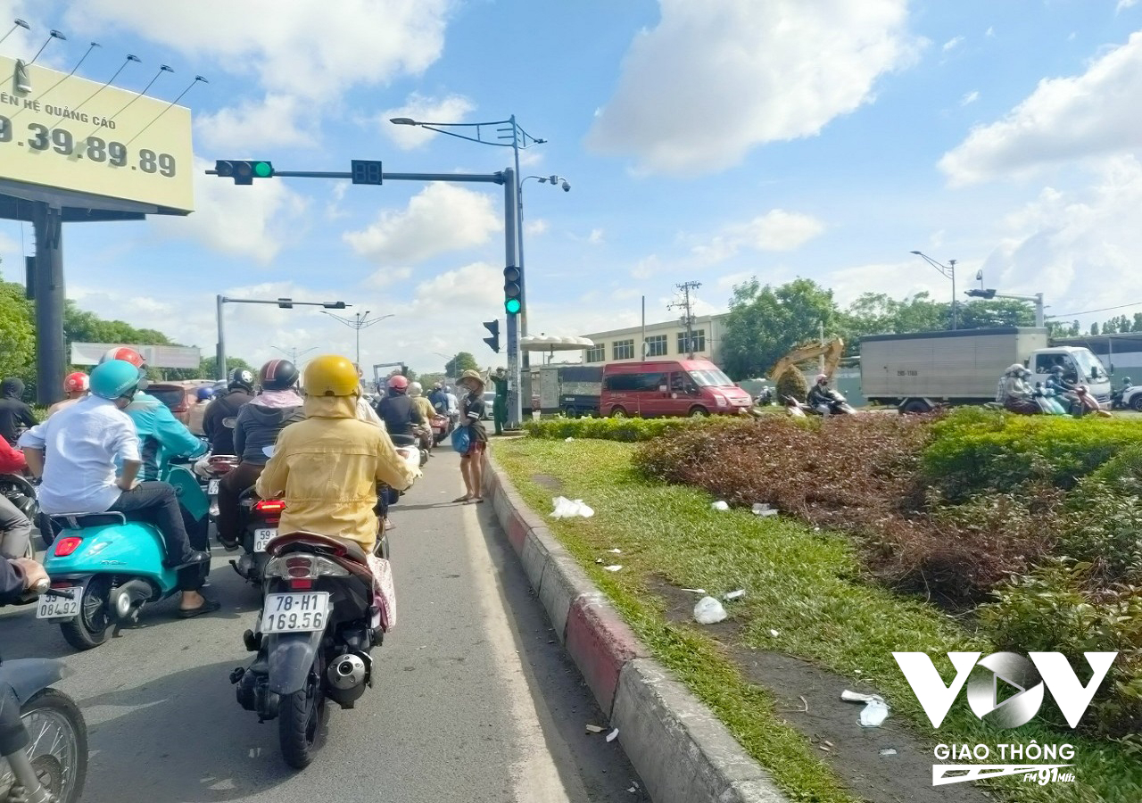 Trẻ ăn xin tại góc Trường Chinh - Cộng Hoà