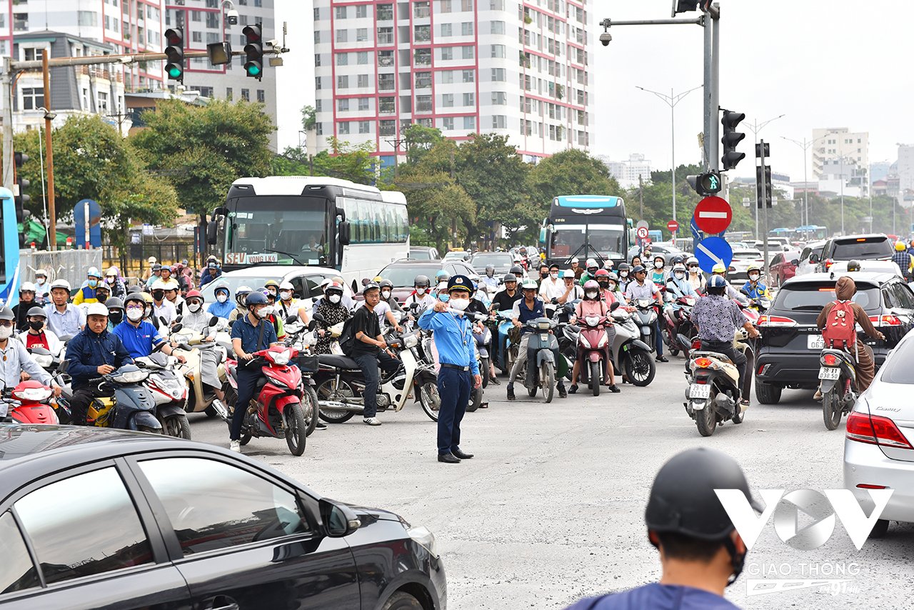 Đến sáng ngày 10/6, nhà thầu đã tự ý triển khai rào chắn trên đường Kim Đồng nhưng không thông báo, không phối hợp với lực lượng chức năng nên đã gây ra tình trạng giao thông hỗn loạn và ùn tắc cục bộ tại nút giao Kim Đồng – Giải Phóng.