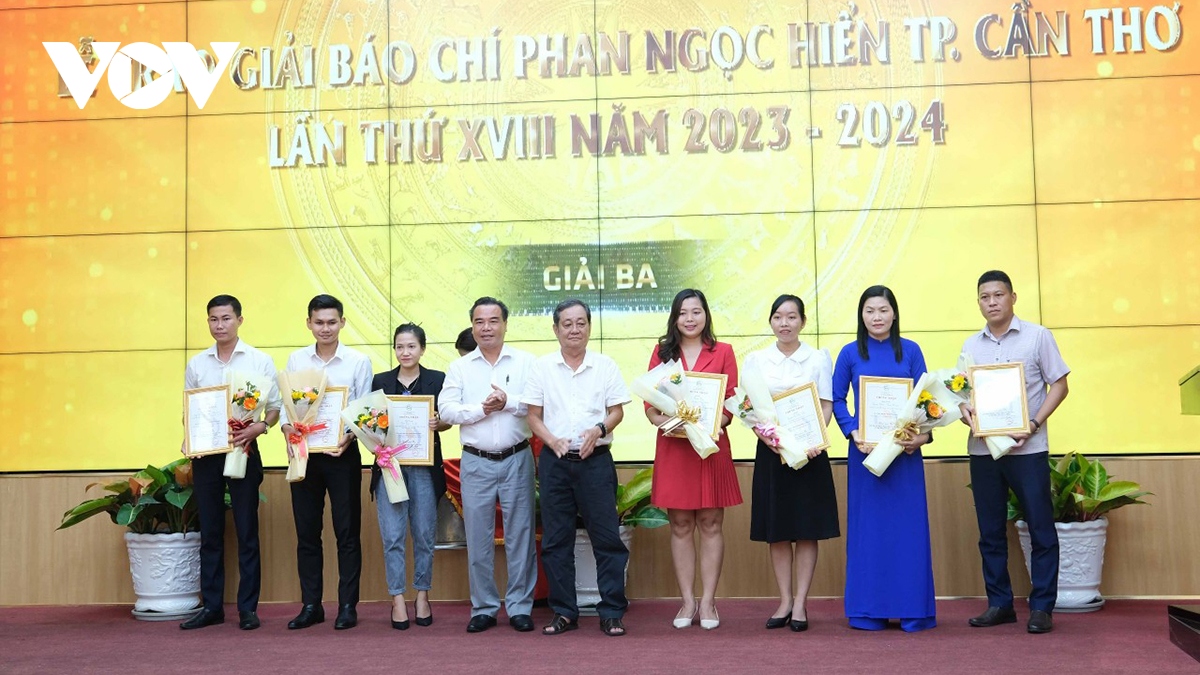 Cơ quan Thường trú Đài Tiếng nói Việt Nam khu vực ĐBSCL vinh dự được Ban tổ chức trao giải C cho nhóm tác giả