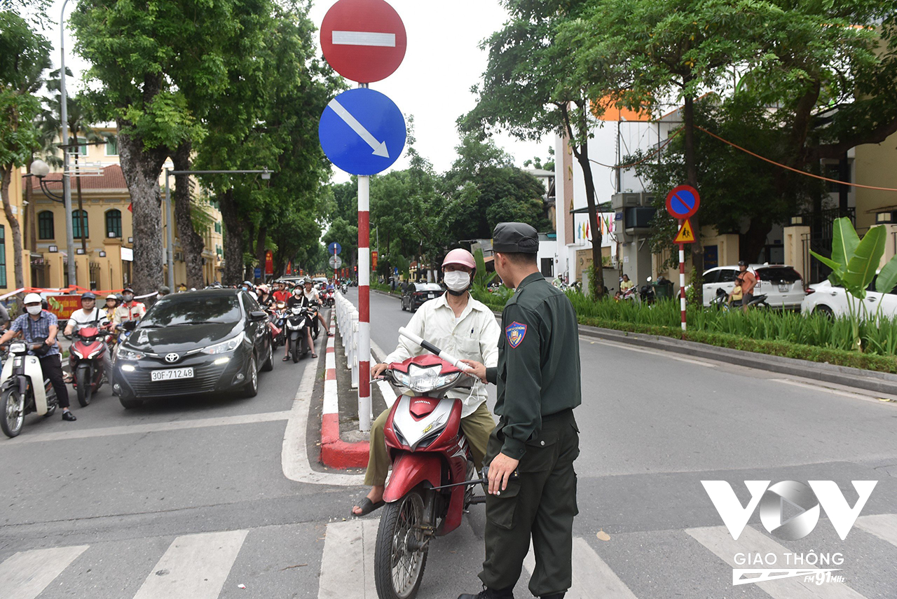 Các tổ công tác đặc biệt đã xử lý nhiều trường hợp người tham gia giao thông đi vào đường cấm, đi ngược chiều. Đây là một trong những tác nhân gây nên tai nạn, ùn tắc giao thông.