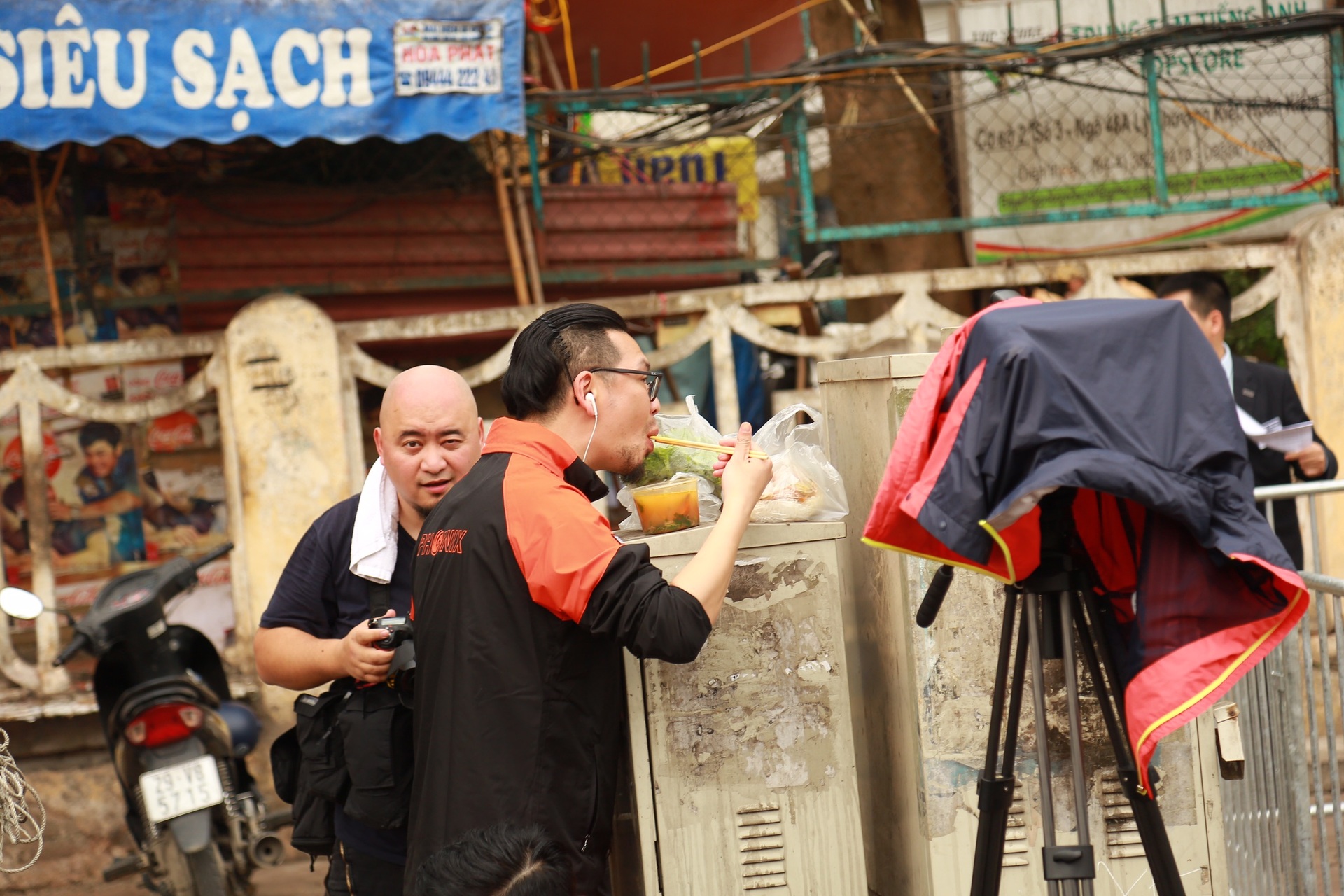 Có những lúc, phóng viên cũng ăn ngủ trên vỉa hè để chờ tin tức (Ảnh minh họa)